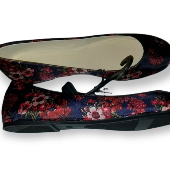 Women's Classic Flats - Picture 4 of 8